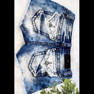 Miss Me Shorts. Size 28. NEW. Signature short.